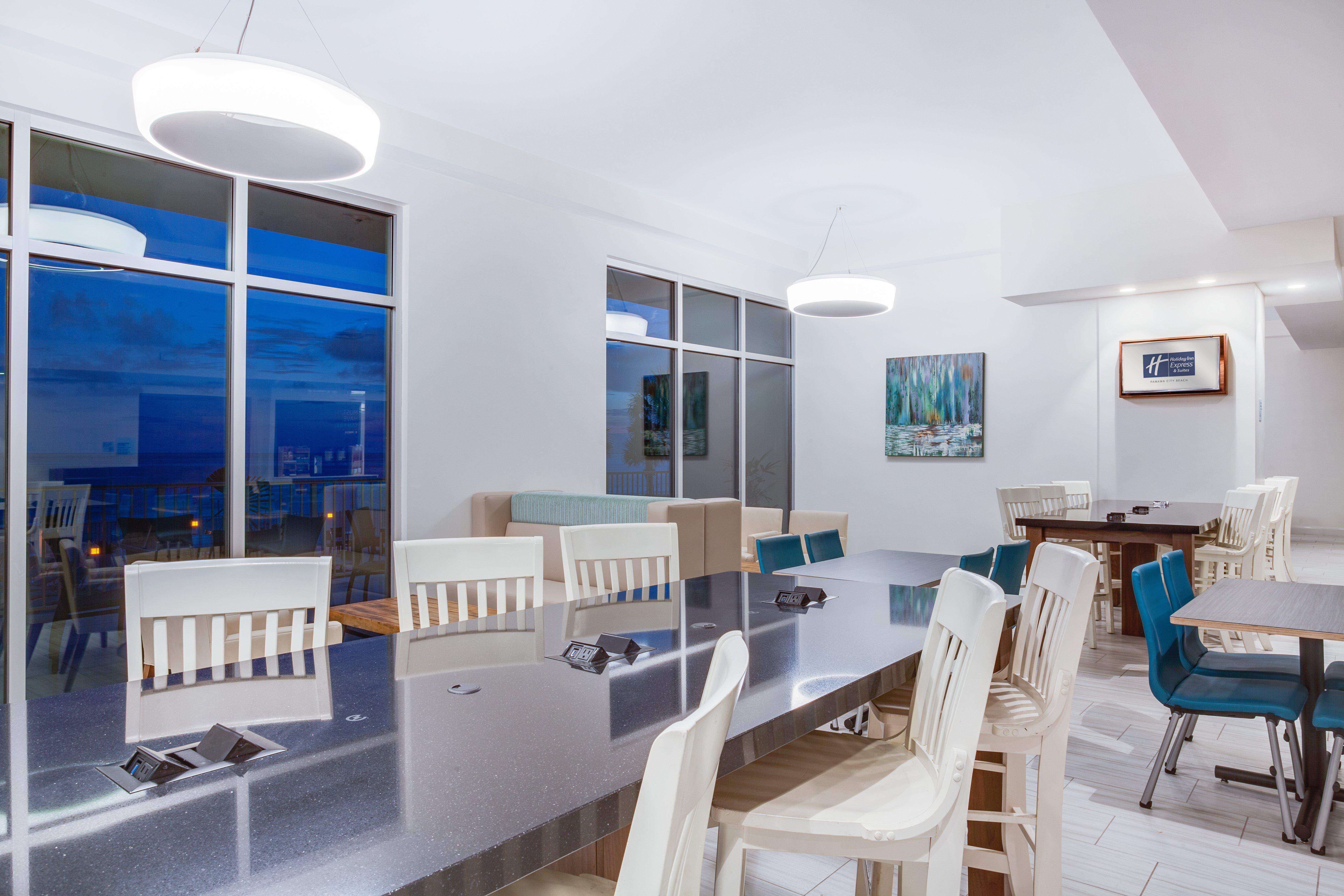 Holiday Inn Express & Suites Panama City Beach Beachfront By Ihg Exterior foto
