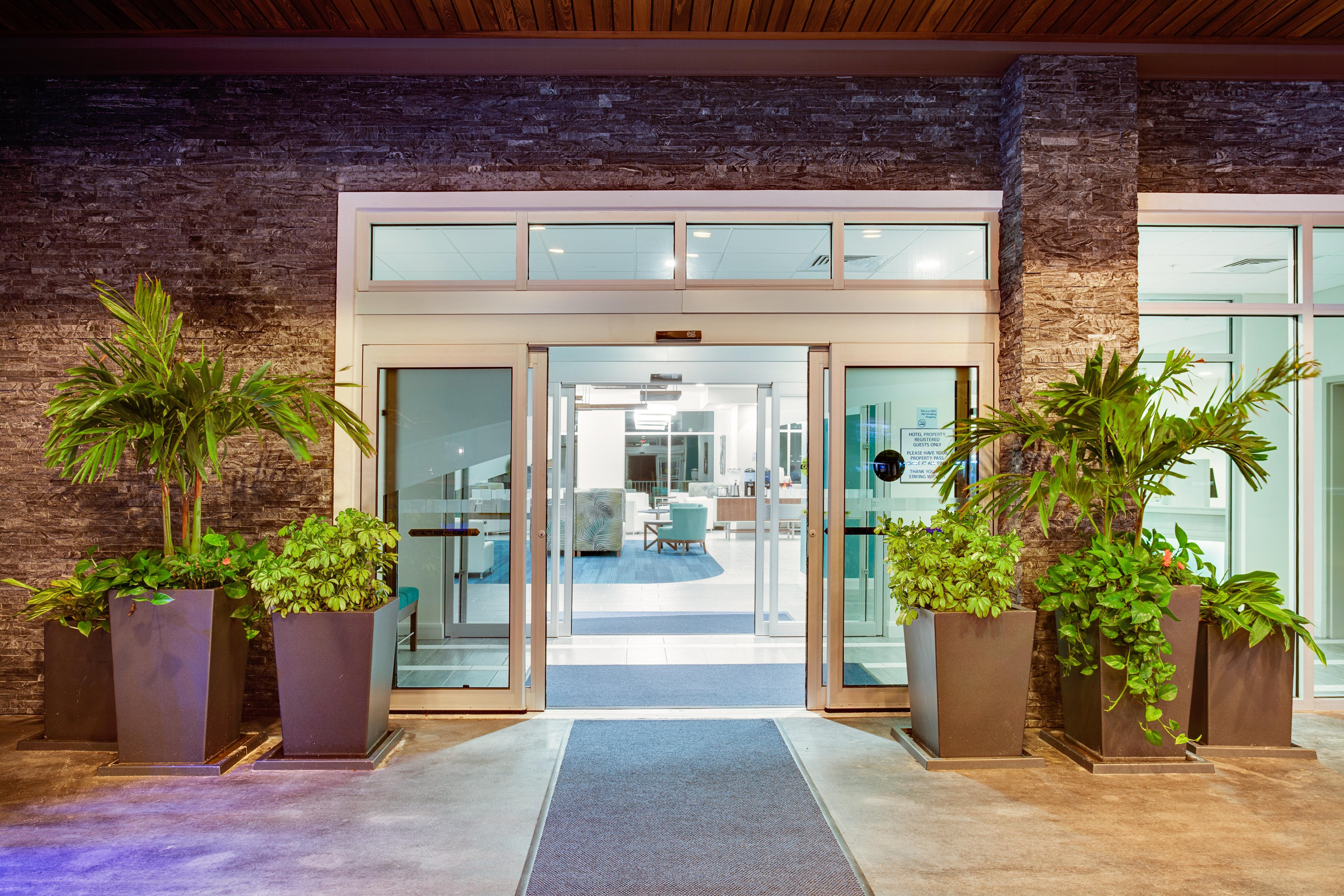 Holiday Inn Express & Suites Panama City Beach Beachfront By Ihg Exterior foto